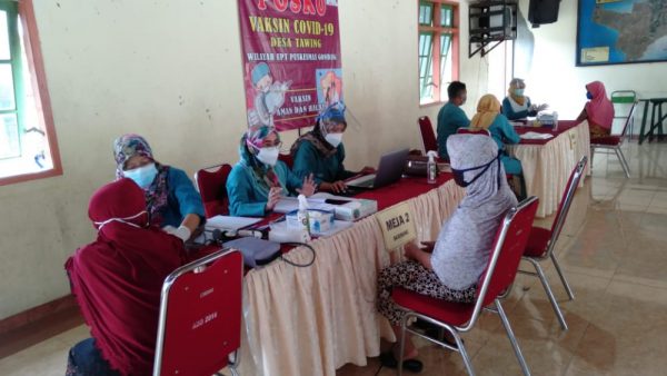 Penyelenggaraan Vaksinasi para Lansia di Balai Desa Tawing kemarin tgl 14 April 2021